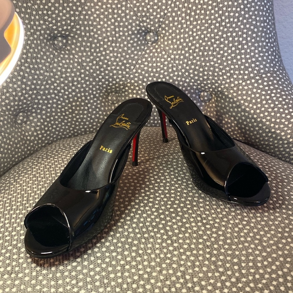 Black heels size 39 but fit more like a size 36